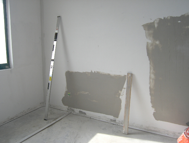 怎樣在老墻面上涂刷乳膠漆？處理不當(dāng)會(huì)有什么樣的表現(xiàn)？如何處理